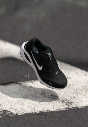 Nike Performance STRUCTURE 26 - Tenisice za cestovno trčanje - black/white/cool grey/metallic silver