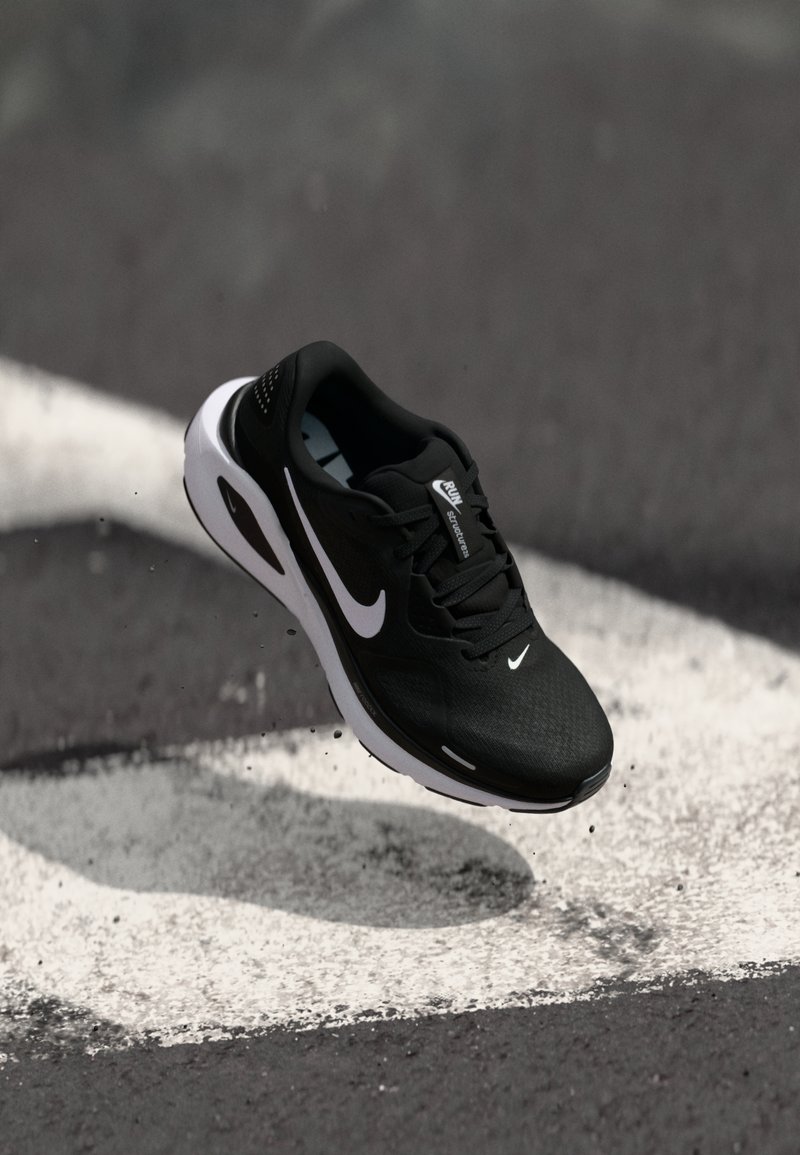 Nike Performance STRUCTURE 26 - Tenisice za cestovno trčanje - black/white/cool grey/metallic silver