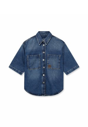 Traper košulja kratkih rukava s prednjim gumbima, dva kvadratna džepa na prsima i malom kožnom zakrpom na desnom džepu.