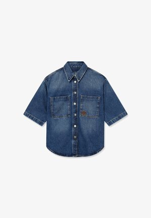 Cămașă din denim cu mâneci scurte, nasturi în față, două buzunare pătrate la piept și o mică aplicație din piele pe buzunarul drept.