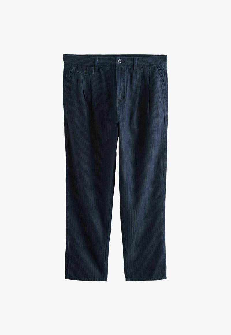 Pantalon bleu marine foncé à fines rayures, fermeture devant par bouton et zip, passants pour ceinture, plis, et petite poche rabat boutonnée sur le côté droit.