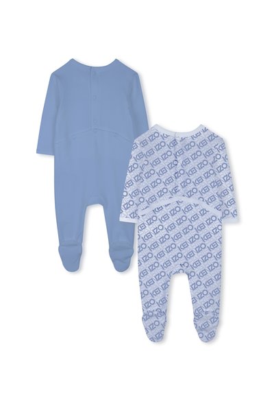 Zwei Babyspringanzüge: einer einfarbig hellblau mit Knöpfen, der andere mit einem wiederholten Logo-Muster in hellblau auf Weiß, beide im Fußdesign.
