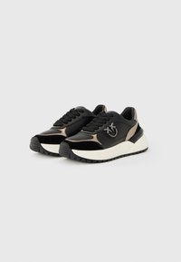 Μαύρα αθλητικά παπούτσια με λείο δέρμα και κους κάλυμμα από σουέντ, μπεζ λεπτομέρειες, στρογγυλή μύτη και υφή στη σόλα από καουτσούκ. Διαθέτουν κλείσιμο με κορδόνια.