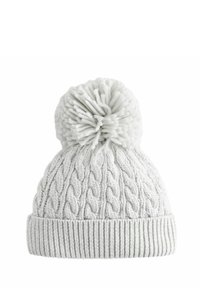Lichtgrijze gebreide beanie met een kabelpatroon, voorzien van een gestructureerde omgeslagen rand en een donzige pompon bovenop.