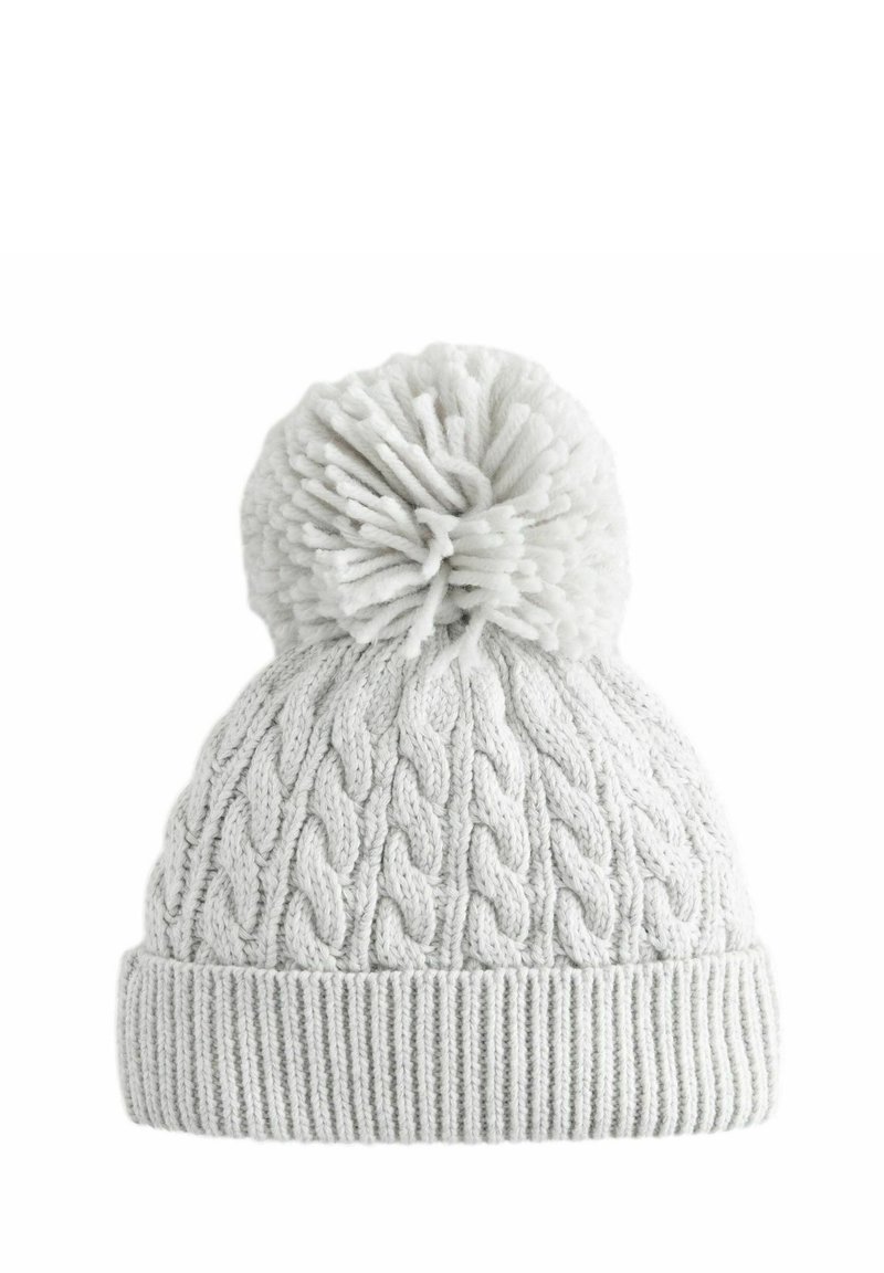 Lichtgrijze gebreide beanie met een kabelpatroon, voorzien van een gestructureerde omgeslagen rand en een donzige pompon bovenop.