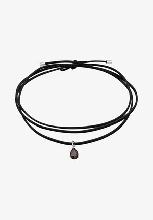 Schwarzes Schnurhalsband mit drei Strängen und einem tropfenförmigen dunklen Edelsteinanhänger, gesichert mit metallischen Verschlussakzenten.