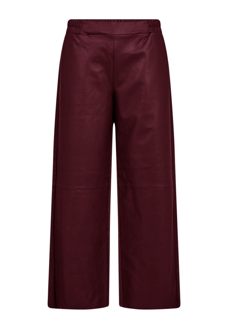 Wijdvallende, bordeauxrode neplederen broek met een elastische tailleband en naaddetails op de knieën.
