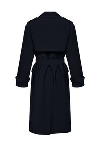 Lange donkerblauwe trenchcoat met ceintuur in de taille, schouderepauletten, manchets met knopen en detail op de achterpas, gezien van achteren.