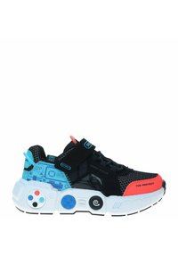 Zapatilla de juego en negro y azul con puntera roja, suela blanca que presenta diseños de botones y joystick, y correa de Velcro en la parte superior.