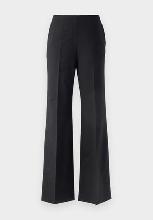 Schwarze maßgeschneiderte Hose mit ausgestelltem Bein, mit vertikalen Falten und glatter Textur. Keine sichtbaren Beschläge oder Akzente.
