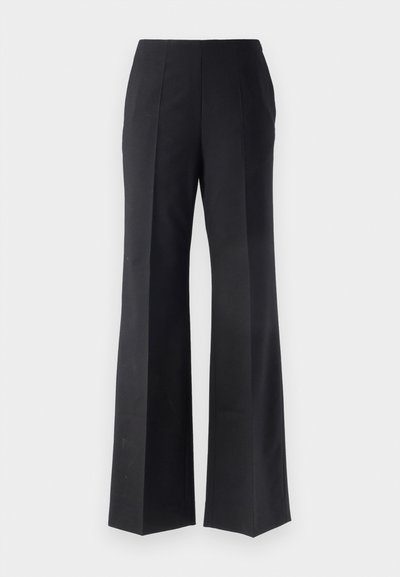 Pantalons noirs sur mesure avec une coupe évasée, dotés de plis verticaux et d'une texture lisse. Aucune quincaillerie ou accent visible.