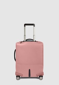Valigia rigida rosa con manico retrattile, dettagli neri e quattro ruote per facilitare il movimento. Superficie liscia con cerniere e maniglia laterale.