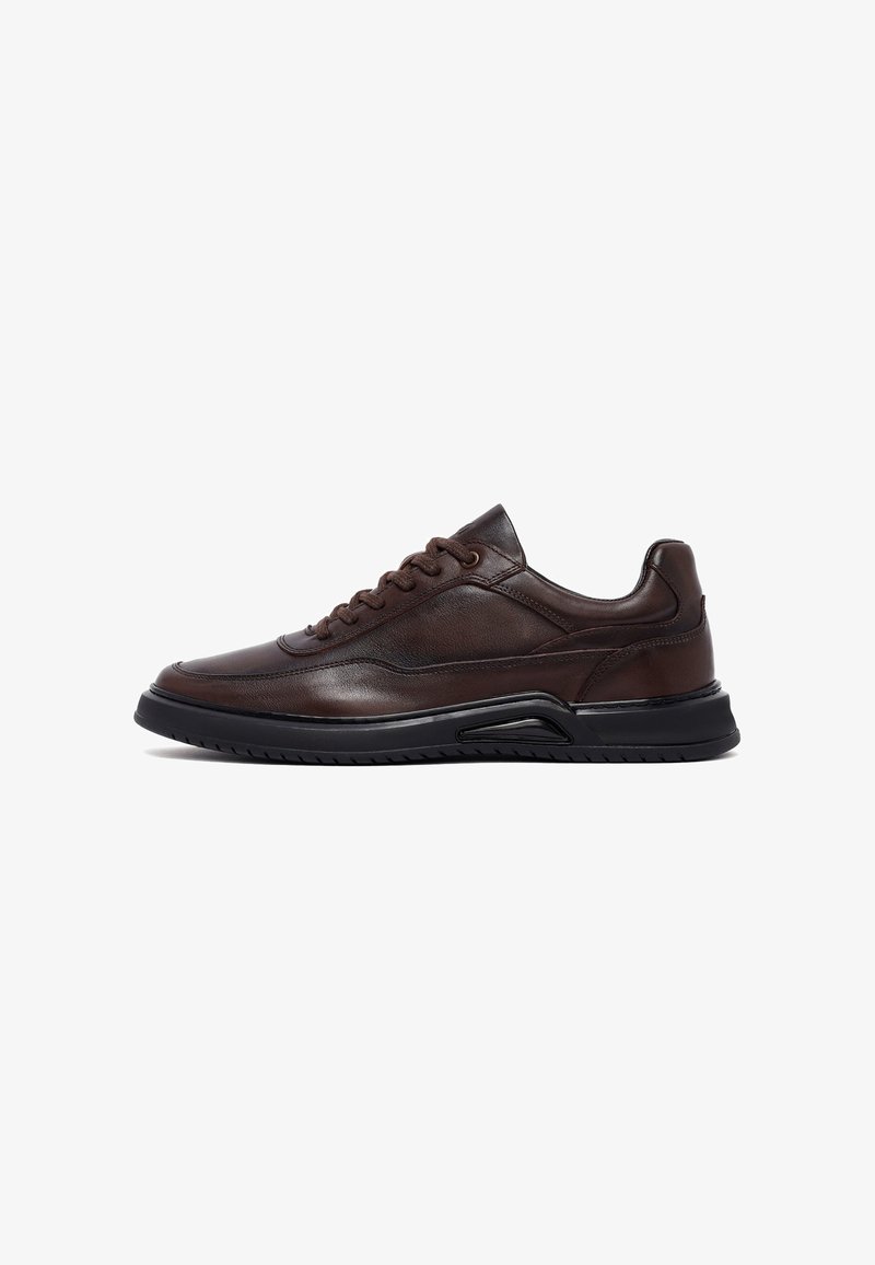Brązowe skórzane sneakersy z teksturowaną cholewką, okrągłym noskiem i kontrastującą czarną gumową podeszwą. Posiadają sznurowaną konstrukcję oraz minimalistyczny design.