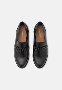 Svarta läderloafers med en slät textur, med en framträdande kedjeaccent över vampen och en rund tådesign.