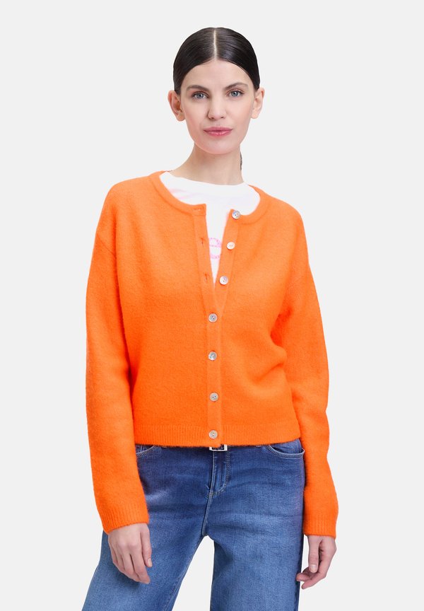 MIT RUNDHALSAUSSCHNITT - Strickjacke - neon orange
