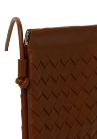 Borsa a tracolla in pelle marrone con texture intrecciata, zip metallica e manico flessibile. Presenta una finitura liscia e cuciture senza giunture.