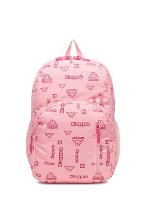 Pinkfarbener Rucksack mit mehreren roten Kappa-Logos und Schriftzügen, mit einer großen Fronttasche mit Reißverschluss und seitlichen Netzfächern.