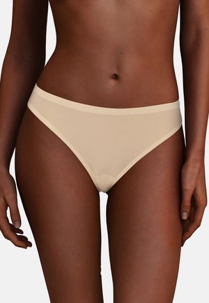 Beiga bikiniunderdelar med en slät textur, låg midja och kontrasterande midjeband, med minimal sömnad för ett sömlöst utseende.