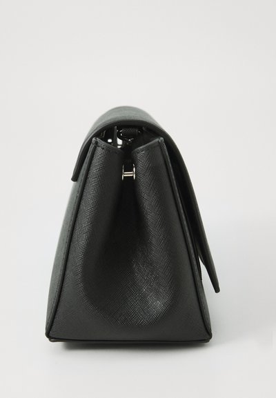 Melns rokassomu ar teksturētu apdari un trīsstūra formu, kas aprīkota ar augšējo aizdari un elegantu rokturi. Sudraba detaļas uzlabo dizainu.