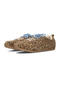 Zapatillas con estampado de leopardo, con una parte superior de ante texturizado, suelas beige, cordones azul y blanco, y un diseño de perfil bajo.
