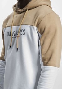 Jack & Jones JJEDAN BLOCKING SWEAT HOOD beżowy