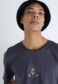 Jack & Jones JOROMBRE TEE CREW NECK - Tricou cu imprimeu - periscope