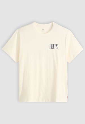 Kremasta pamučna majica s okruglim izrezom i kratkim rukavima. Ima mornarsko plavi "LEVI'S" logotip na lijevoj strani prsiju. Jednostavan, neukrašen dizajn.