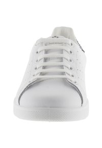 Vit sneaker med en slät syntetisk ovandel, perforerade detaljer, platta skosnören och en strukturerad gummisula. Förstärkta tån och häl.