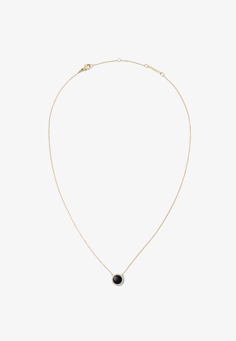 Collana in oro con un pendente rotondo nero circondato da piccoli pietre trasparenti, texture liscia e design delicato.