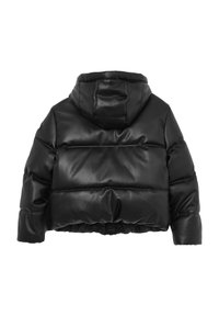 Veste en doudoune noire avec capuche, présentant une texture gloss, semblable à du cuir, de coupe cropped, et des panneaux horizontaux cousus. Détail de l'ourlet élastique.