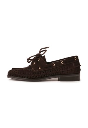 Mocassin pour homme en cuir marron foncé tressé avec lacets, petit talon et œillets en métal sur fond blanc.