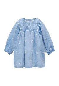 Helles blaues Baby-Kleid mit langen Ärmeln, verziert mit weißen gestickten Blumenmustern und einem gesteppten Ausschnitt. Der Bund ist gerafft.