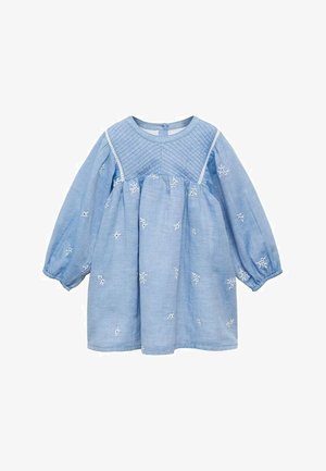 Helles blaues Baby-Kleid mit langen Ärmeln, verziert mit weißen gestickten Blumenmustern und einem gesteppten Ausschnitt. Der Bund ist gerafft.