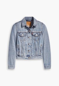 Chaqueta de mezclilla azul claro con cuello clásico, mangas largas, cierre de botones en la parte delantera, dos bolsillos en el pecho y un diseño cortado.