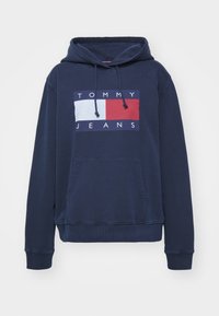 Felpa navy con cappuccio e cordini, caratterizzata da un logo rettangolare blu, bianco e rosso. Include una tasca anteriore e polsini a costine.