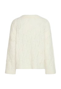 Maglione a lavorazione cable in crema, con scollatura tonda e maniche a tre quarti. Presenta un motivo testurizzato su tutta la superficie.