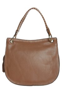 Brązowa skórzana torebka o gładkiej fakturze, zaokrąglonym kształcie i plecionym uchwycie. Posiada metalowe okucia i jest pozbawiona zdobień.