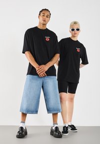 YOURTURN UNISEX - Print T-shirt - true black