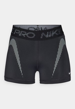 Svarta sportshorts tillverkade av fuktavledande tyg, med en bred elastisk midjeband som har en logotyp och diagonala randmönster i grått.