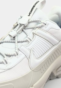 Nike Sportswear ZOOM VOMERO ROAM mleczny