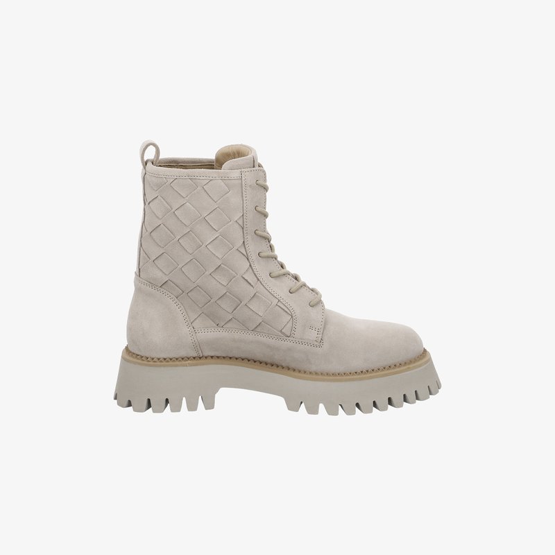 Beiger Wildleder-Schnürstiefel mit gestepptem Rautenmuster an der Seite, grober profilierter Sohle und Zuglasche an der Ferse.