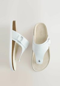 Sandales tongs blanches avec semelles beige rembourrées et sangles réglables, vues de dessus et de côté sur un fond neutre.