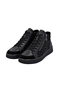 Baskets montantes noires avec un design texturé géométrique, en cuir et en suède, fermées par des lacets et dotées d'une fermeture éclair sur le côté pour un accès facile.