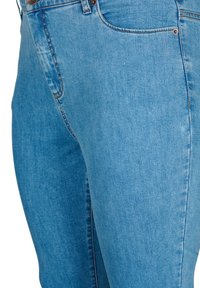 Zizzi AMY MIT HOHER TAILLE - Traperice uskog kroja - light blue