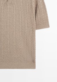 Maglione beige lavorato a treccia con maniche corte e orlo a coste, mostrato su uno sfondo bianco.