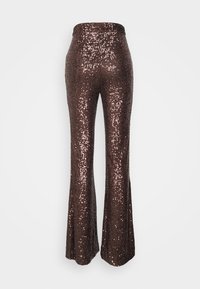 Bruine flared pants met een gladde tailleband, versierd met pailletjes. De pailletjes bedekken het gehele kledingstuk, reflecteren licht en creëren een textuur.