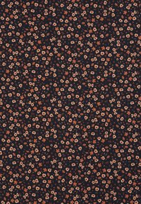 Melna auduma ar blīvu ziedu rakstu, kas satur mazus, gaiši rozā un oranžus ziedus, kas izkaisīti visā virsmā. Gluda tekstūra, vienmērīgs prints.