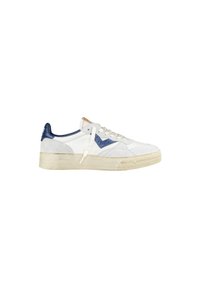 Sneaker bianco in suede e pelle con dettagli in blu navy e suola color crema. Presenta una chiusura con lacci e una superficie texturizzata.