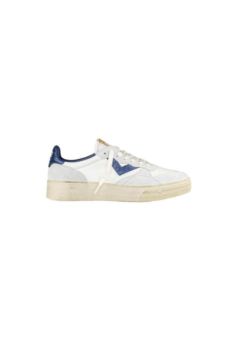Sneaker bianco in suede e pelle con dettagli in blu navy e suola color crema. Presenta una chiusura con lacci e una superficie texturizzata.