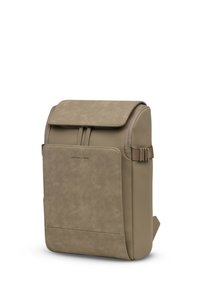 Beige leren rugzak met een omklapbaar flap, voorzijde met ritsvak, verstelbare zijbanden en een gladde textuur. Logo aan de voorkant.
